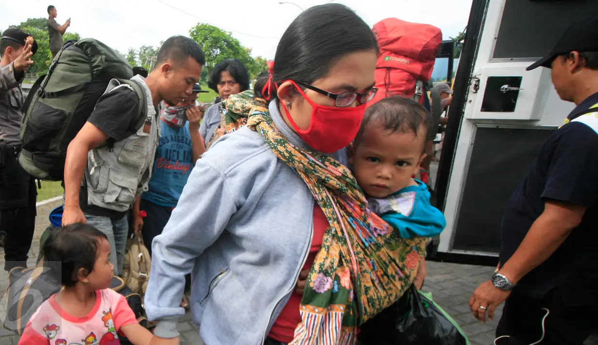 Sejumlah pengungsi eks anggota Gafatar tiba di Penampungan Youth Center, Sleman, Yogyakarta, Jumat (29/1). Mereka sebelumnya ditampung sementara di wisma Haji Donohudan, Boyolali untuk menjalani pendataan kependudukan (Foto: Boy Harjanto)