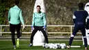 Kiper Real Sociedad asal Spanyol #1 Alejandro Remiro menghadiri sesi latihan menjelang pertandingan Liga Champions, di pusat pelatihan Zubieta di San Sebastian pada 7 November 2023. (ANDER GILLENEA / AFP)