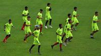 Latihan hujan petir, pemain Arema, Alfin Tuasalamony, pakai topi plastik. Latihan digelar di Stadion Kanjuruhan, Kabupaten Malang, Rabu (20/2/2019). (Bola.com/Iwan Setiawan)