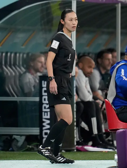 Wasit Jepang Yoshimi Yamashita selama pertandingan sepak bola grup F Piala Dunia antara Belgia dan Kanada, di Stadion Ahmad Bin Ali, Doha, Qatar, Rabu (23/11/2022). Dalam Piala Dunia 2022 Yamashita bukan menjadi satu-satunya wasit wanita, ia bersama rekan wanitanya Stéphanie Frappart dari Prancis dan Salima Mukansanga dari Rwanda. (AP Photo/Natacha Pisarenko)