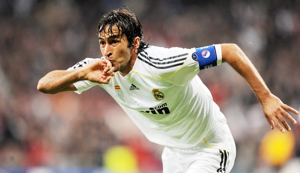 Raul Gonzalez - Kapten legendaris Real Madrid ini merupakan raja gol Liga Champions sebelum era Lionel Messi dan Cristiano Ronaldo. Salah satu personil Los Galaticos jilid I itu telah membukukan 66 gol bagi Real Madrid dalam 130 laga Liga Champions. (AFP/Javier Soriano)