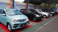 Daihastu serahkan mobil rekondisi program Daihatsu Setia. (Istimewa)