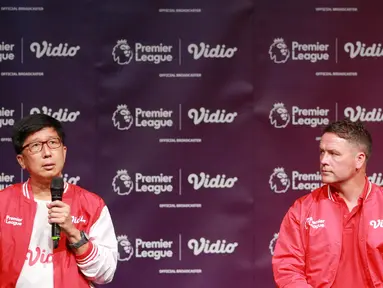 CEO Vidio, Sutanto Hartono (kiri) menjelaskan perihal kedatangan mantan pemain legendaris Inggris, Michael Owen di Jakarta. Kedatangan tokoh legendaris seperti Michael Owen di tengah masyarakat Indonesia khususnya pecinta sepak bola bisa menghadirkan kedekatan dan menginspirasi para generasi muda yang bercita-cita untuk menjadi pemain sepakbola profesional. (Bola.com/M Iqbal Ichsan)
