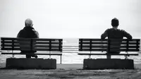 Ilustrasi sabar, menunggu. (Photo by Serkan G&ouml;ktay: https://www.pexels.com/photo/grayscale-photo-2-person-sitting-in-a-separate-benches-on-the-seaside-90639/)