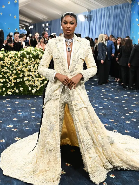 Penyanyi dan aktris Coco Jones melangkah di karpet merah Met Gala untuk pertama kalinya dengan gaun rancangan Manish Malhotra. Sentuhan budaya India dalam rancangannya memberikan nuansa keanggunan sekaligus kekuatan, cocok dengan tema malam itu. [@cocojones].