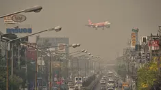 Tingkat polusi yang tinggi di kota Chiang Mai di Thailand utara dan provinsi sekitarnya membuat turis menjauh dan mengkhawatirkan penduduk setempat. (AFP/Lillian Suwanrumpha)