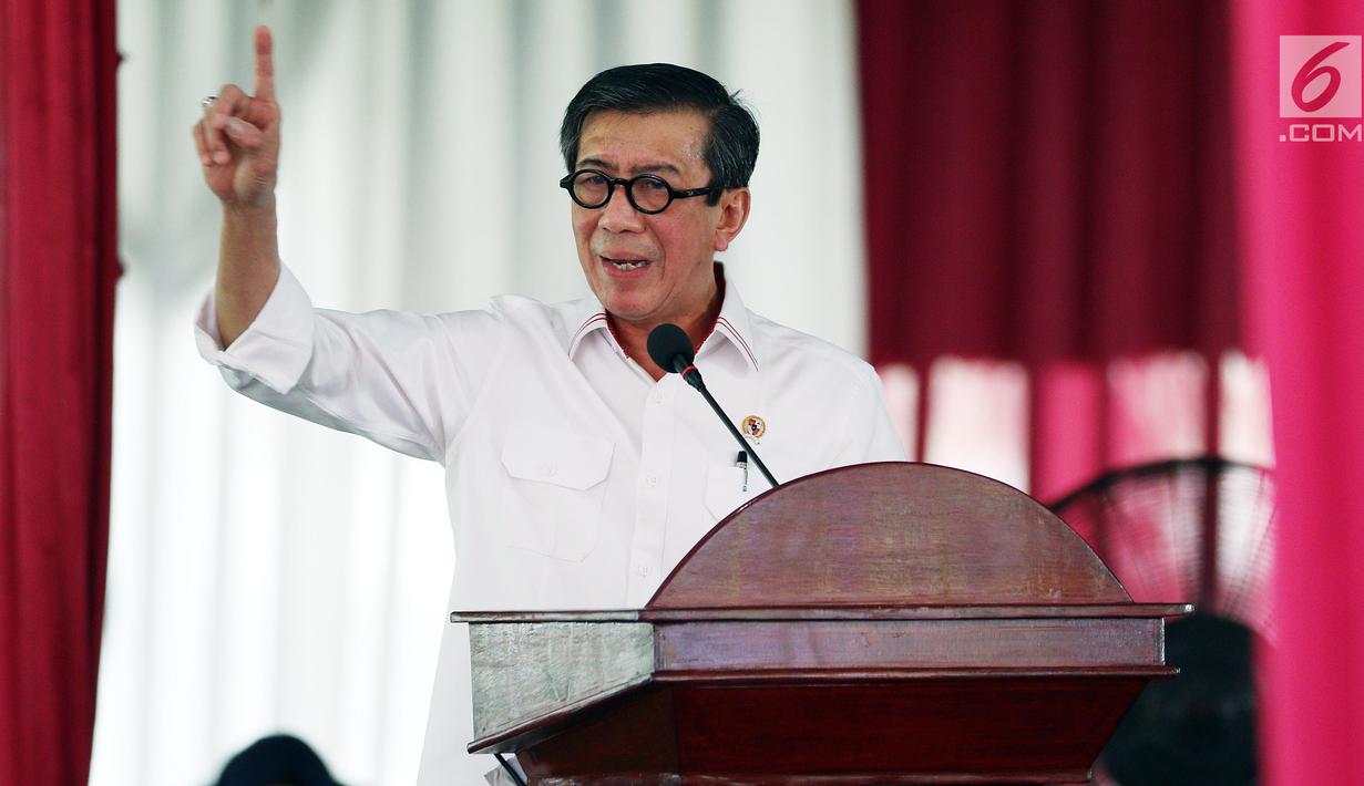 Menkumham Yasonna Laoly memberi sambutan dalam launching buku bela negara di LP Klas I Cipinang, Jakarta, Kamis (29/3). Program bela negara resmi diterapkan kepada seluruh warga binaan di LP seluruh Indonesia.  (Liputan6.com/JohanTallo)