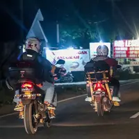 Sejumlah pemudik bermotor melintas di jalur pantura kawasan Indramayu, Jawa Barat, Minggu (2/7). Lebaran H+7, arus balik pemudik yang mengendarai sepeda motor mulai terlihat memadati jalur pantura. (Liputan6.com/Faizal Fanani)