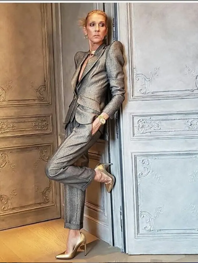 Celine Dion tampil dengan setelan silver