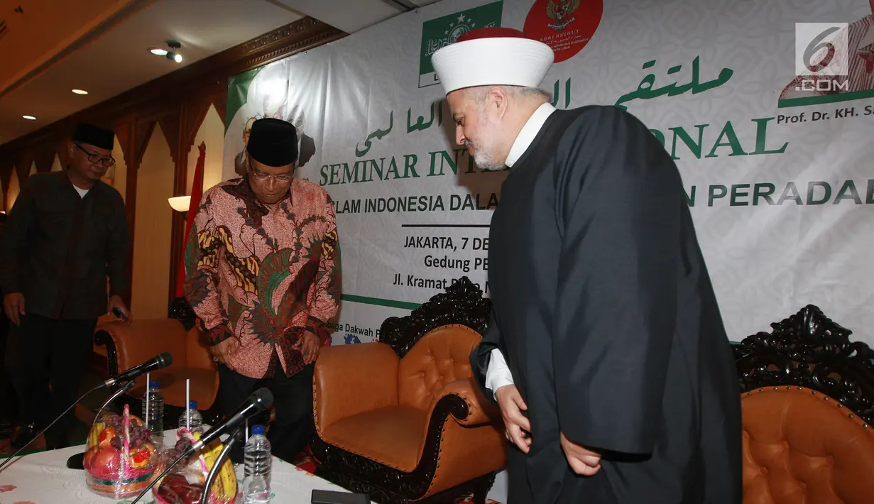 Ketum PBNU KH Said Aqil Siradj (kiri) dan Ketua Jabhat Al A'mal Islami Lebanon Syekh Zuhair Juaid saat menghadiri seminar internasional bertema 'Peran Umat Islam Dalam Membangun Peradaban Dunia' di Jakarta, Jumat (7/12). (Liputan6.com/Herman Zakharia)