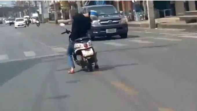 Naik Motor Sambil Tidur, Orang Ini Bikin Netizen Gempar
