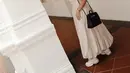 Cantik kasual Marsha Aruan tampil mengenakan strapless dress putih, dipadunya dengan sneakers yang juga berwarna putih dan sling bag hitam. [Foto: Instagram/aruanmarsha]