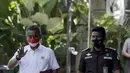 Ketua DPRD DKI Jakarta Prasetyo Edi Marsudi (kiri) melambaikan tangan saat tiba di halaman Gedung Komisi Pemberantasan Korupsi (KPK), Jakarta, Selasa (21/9/2021). Prasetyo akan menjalani pemeriksaan dalam kasus dugaan korupsi pengadaan lahan di Munjul pada tahun 2019. (Liputan6.com/Angga Yuniar)