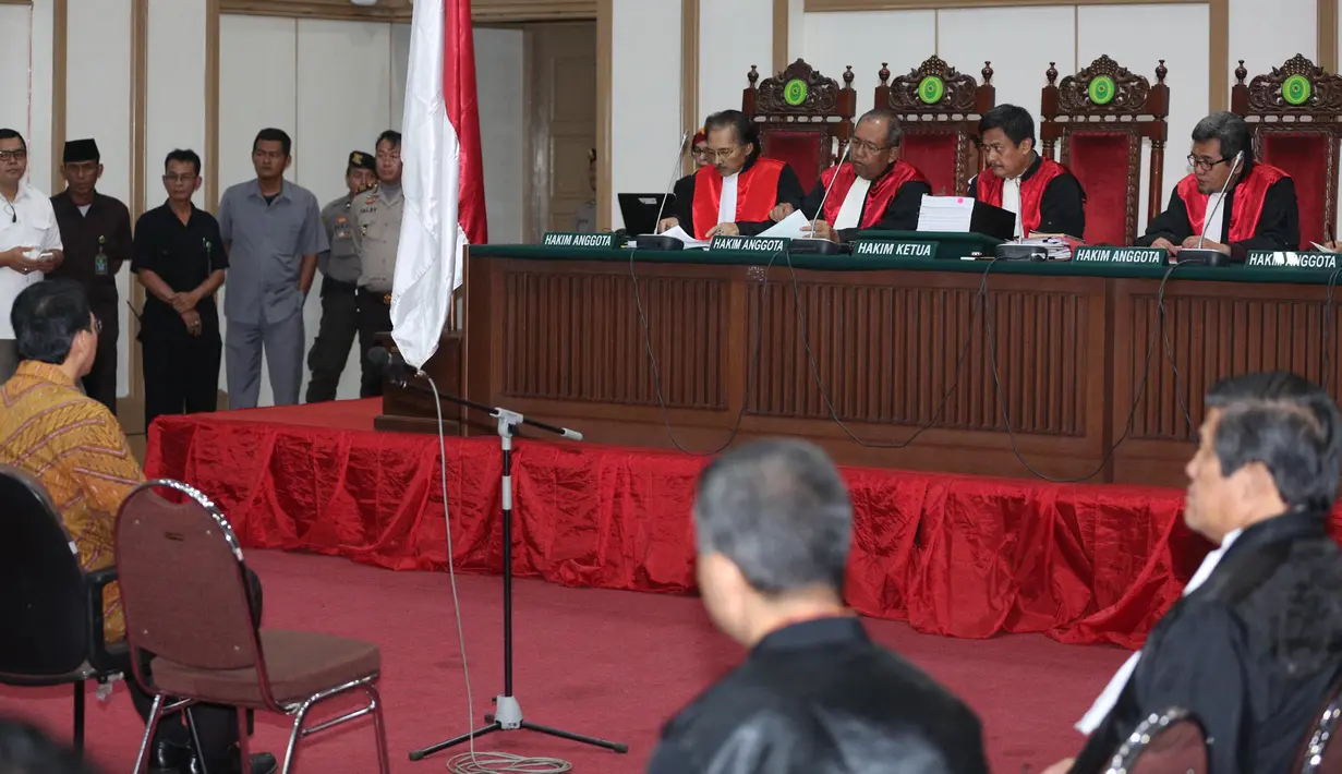 Hakim Ketua Dwiarso Budi Santiarto memimpin sidang lanjutan Basuki Tjahaja Purnama (Ahok) di Auditorium Kementan, Jakarta, Selasa (24/1). Lima saksi kembali dihadirkan dalam persidangan kasus dugaan penistaan agama. (Liputan6.com/Pool/Faizal Fanani)