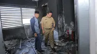 Wali Kota Tangerang Arief R Wismansyah (baju safari) dan Direktur Utama RSUD Kota Tangerang Feriansyah (pakai peci) di ruangan yang terbakar. (Liputan6.com/ Pramita Tristiawati)