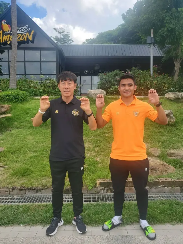 Pelatih Timnas Indonesia U-23, Shin Tae-yong bersama Asnawi Mangkualam berpose cakar.
