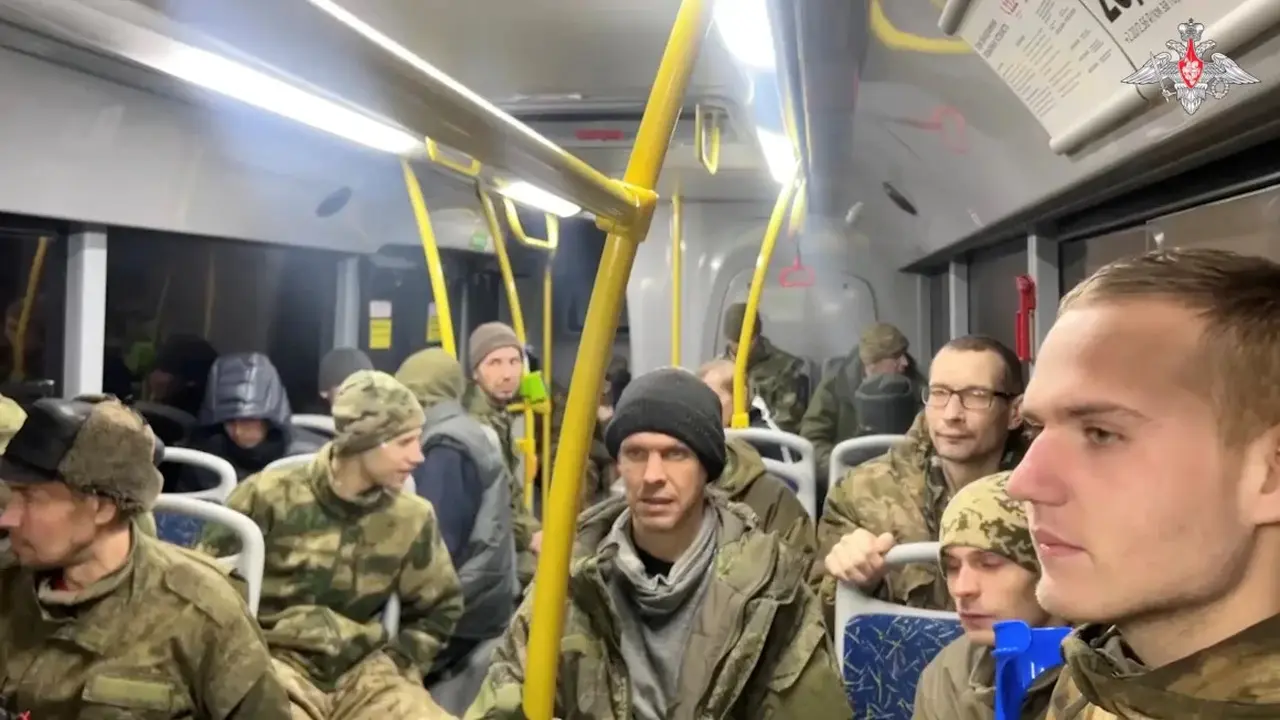 Personel militer Rusia yang dibebaskan -dalam pertukaran tawanan perang Rusia-Ukraina- di dalam bus. (Russian Ministry of Defence)