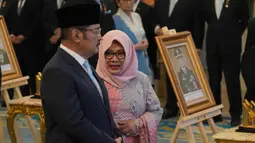 Presiden ke-2 RI, Soeharto menjadi satu dari 10 tokoh yang diberikan gelar pahlawan nasional di Istana Negara, Jakarta, Senin (10/11/2025). Tampak dalam foto, Putri sulung mendiang Presiden ke-2 RI, Suharto, Siti Hardiyanti Rukmana berunding dengan kakaknya Bambang Trihatmojo saat upacara pemberian gelar pahlawan nasional kepada sepuluh tokoh di Istana Negara di Jakarta, Senin 10 November 2025. (AP Photo/Achmad Ibrahim)