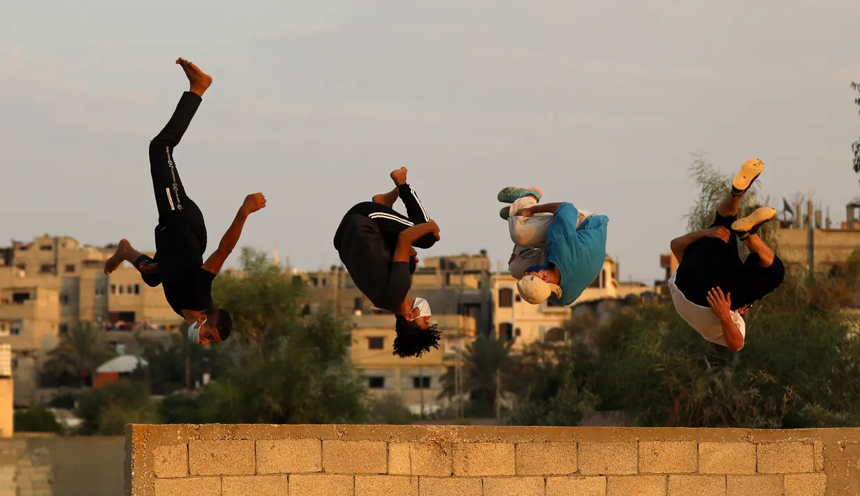 Sejumlah pemuda Palestina yang mengenakan masker berlatih parkour selama pemberlakuan karantina wilayah (lockdown) di tengah wabah COVID-19, di Kota Khan Younis, Jalur Gaza selatan (18/9/2020). (Xinhua/Yasser Qudih)