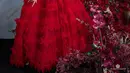 Penampilan bak goddess lainnya dari Glenca Chysara. Di sini Glenca mengenakan strapless dress berwarna merah merona yang dramatis. [Foto: Instagram/glencachysaraofficial]