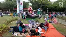 Pengunjung menggelar tikar untuk beristirahat saat liburan di Pantai Ancol, Jakarta, Senin (26/6). Ancol tetap menjadi primadona tempat wisata bagi warga Jakarta dan sekitar untuk mengisi libur Lebaran. (Liputan6.com/Johan Tallo)