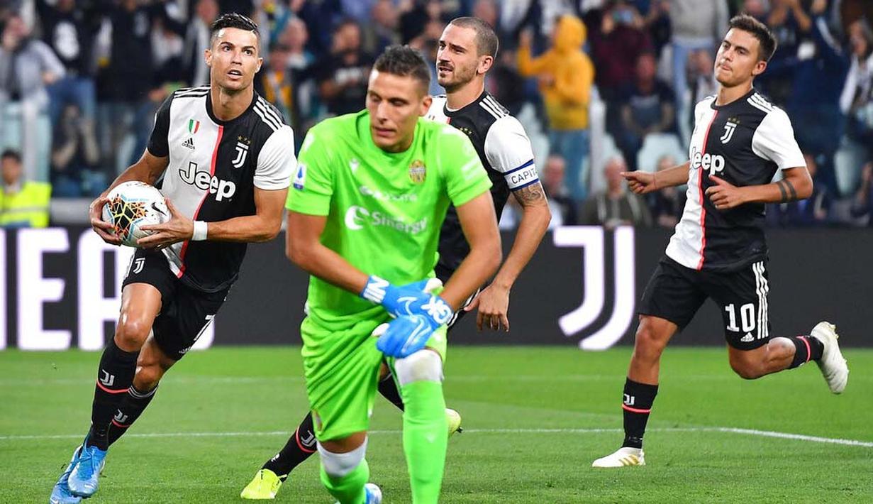 Striker Juventus, Cristiano Ronaldo, melakukan selebrasi usai membobol gawang Verona pada laga Serie A di Stadion Juventus, Sabtu (21/9/2019). Juventus menang 2-1 atas Verona. (AP/Alessandro Di Marco)