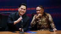 Ketua Umum PSSI, Erick Thohir (tengah), didampingi Wakil Ketua Umum PSSI, Zainudin Amali, saat jumpa pers di Media Center SUGBK, Jakarta, Senin (29/5/2023). Pada kesempatan tersebut PSSI memberikan keterangan terkait tiket pertandingan antara Timnas Indonesia vs Argentina. (Bola.com/M Iqbal Ichsan)