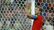 Kapten Inggris, Harry Kane, menyapa suporter usai mengalahkan Kolombia pada babak 16 besar Piala Dunia di Stadion Spartak, Moskow, Selasa (3/7/2018). Inggris menang 1-1 (4-3) atas Kolombia. (AP/Victor Caivano)