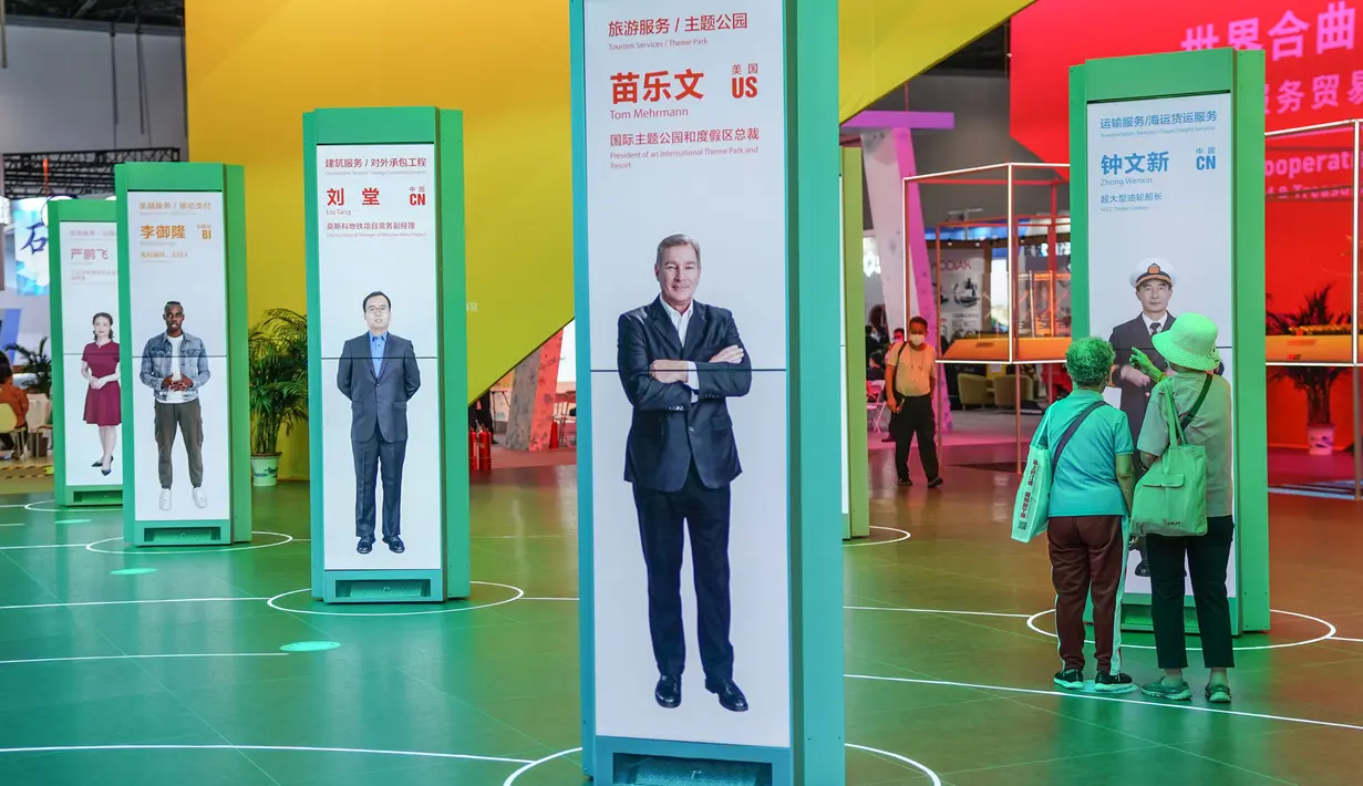 Sejumlah orang mengunjungi area ekshibisi komprehensif Pameran Perdagangan Jasa Internasional China (China International Fair for Trade in Services/CIFTIS) 2020 di Beijing, China, 5 September 2020. CIFTIS berlangsung pada 4-9 September di Beijing. (Xinhua/Peng Ziyang)