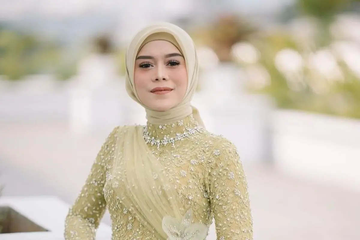 12 Ide Model Baju Kondangan Berhijab ala Seleb, Lesti Kejora hingga Laudya Cynthia Bella