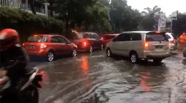 Jakarta hujan deras disertai angin kencang sejak siang hingga sore hari. Akibatnya kawasan Kemang, Jakarta Selatan mengalami banji.