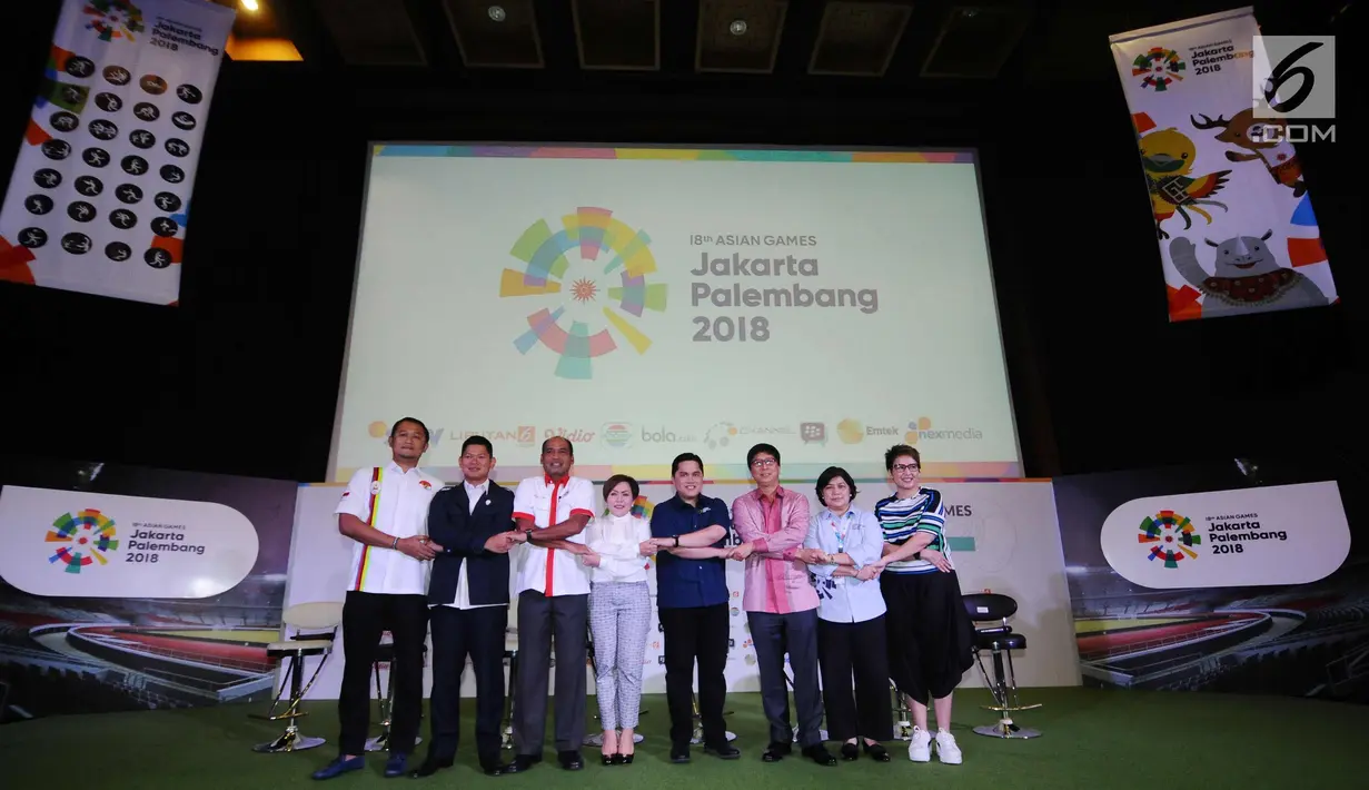 Ketua Umum INASGOC, Erick Thohir (kelima kiri) bersama COO Emtek Group, Sutanto Hartono (ketiga kanan) bergandengan tangan bersama jelang konferensi pers Official Broadcaster Asian Games 2018 di Jakarta, Kamis (8/2). (Liputan6.com/Helmi Fithriansyah)