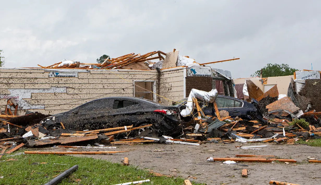 Sebuah atap rumah rusak setelah tornado menghantam Monroe, La, Minggu (12/4/2020). Badai Tornado menghantam Amerika Serikat bagian Selatan di saat negara itu menghadapi pandemi COVID-19 yang menyebabkan kerusakan pada lingkungan dan bandara regional. (Nicolas Galindo/The News-Star via AP)
