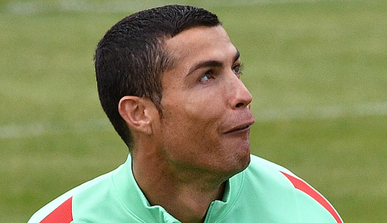 Bintang Portugal, Cristiano Ronaldo, saat sesi latihan jelang laga Piala Konfederasi di Saint Petersburg, Jumat (23/6/2017). (AFP/Mladen Antonov)