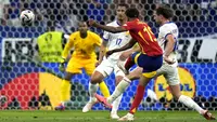 Penyerang Spanyol Lamine Yamal mencetak gol pertama timnya ke gawang Prancis dalam laga semifinal Euro 2024 yang digelar di Allianz Arena, Munich, Rabu dini hari WIB, 10 Juli 2024. (AP Photo/Matthias Schrader)