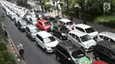 Ratusan kendaraan taksi online yang tergabung Aliansi Nasional Driver Online Indonesia berjejer di jalan Iskandarsyah menuju Terminal Blok M, Jakarta, Selasa (25/9). Mereka berunjuk rasa di depan Kantor GO-JEK Indonesia. (Liputan6.com/Helmi Fithriansyah)