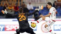 Pemain AC Milan, Carlos Bacca mencoba mengecoh kiper AS Roma, Wojciech Szczesny pada lanjutan Liga Italia Serie A di Stadion Olimpico, Roma, Minggu (10/1/2016) dini hari WIB. Bacca Diincar Chelsea. (Reuters/Giampiero Sposito)    