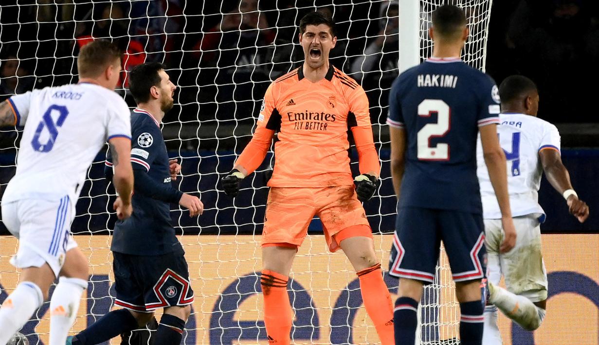 Thibaut Courtois menjadi nama terbaru kiper yang mampu menggagalkan tendangan penalti Ronaldo dan Messi. Hal tersebut terjadi saat Real Madrid bertemu dengan PSG di Liga Champions pada awal pekan ini. Courtois juga pernah menjadi lawan Ronaldo saat berseragam Atletico Madrid. (AFP/Franck Fife)