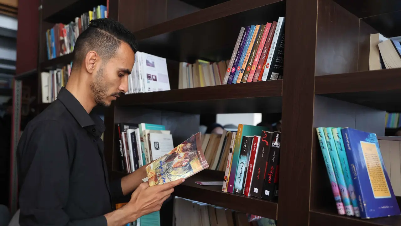 Ilustrasi Buku di Perpustakaan