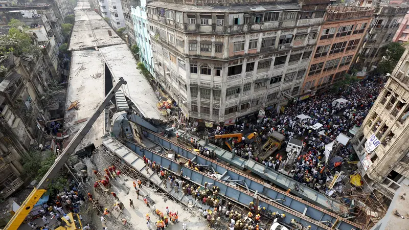 Flyover India runtuh.