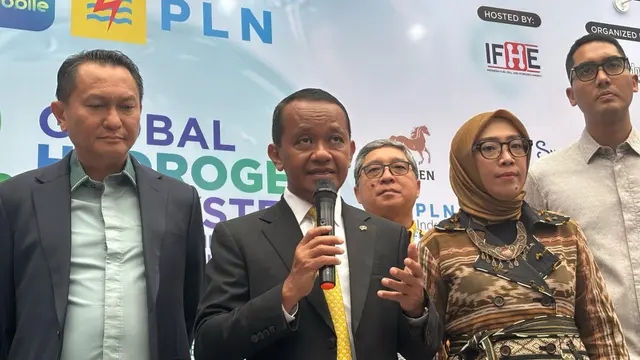 Menteri ESDM Bahlil Lahadalia saat konferensi pers dalam Opening Ceremony Global Hydrogen Ecosystem Summit & Exhibition 2025, di Jakarta, Selasa (15/4/2025). (Foto: Liputan6.com/Tira Santia)