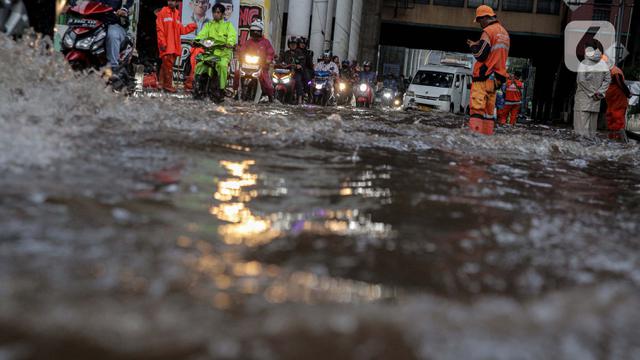 Diguyur Hujan Deras, Genangan Air Hambat Lalu Lintas di Sekitar Pasar Cipulir Jakarta