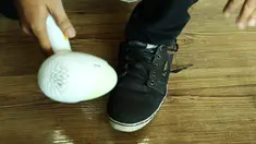 Sepatu kekecilan kini bisa anda gunakan kembali dengan menggunakan cara-cara sederhana berikut ini.