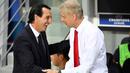 Unai Emery berjabat tangan dengan Arsene Wenger selama pertandingan Grup A Liga Champions UEFA antara PSG dan Arsenal di stadion Parc des Princes di Paris 13 September 2016. Unai resmi menjadi pelatih Arsenal mengantikan Wanger. (AFP Photo/Franck Fife)
