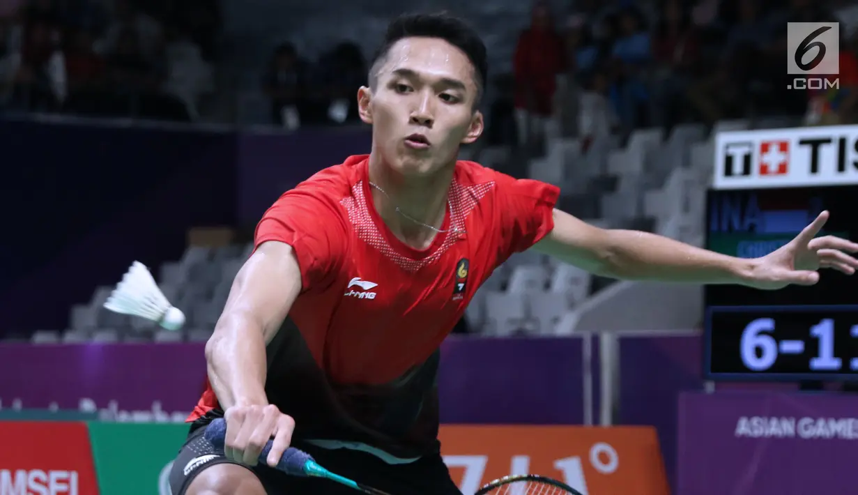 Tunggal putra Indonesia, Jonatan Christie mengembalikan kok ke arah pemain India, Prannoy Haseena Sunil Kumar pada perempat final Bulutangkis Beregu Putra Asian Games 2018 di Jakarta, Senin (20/8). (Liputan6.com/Helmi Fithriansyah)