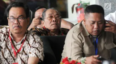 Ketua DPRD Sumatera Utara dari Partai Golkar, Wagirin Arman yang juga sebagai tersangka menunggu di lobi gedung KPK, Jakarta, Senin (9/4). Wagirin diperiksa sebagai saksi tersangka Anggota DPRD Sumut, Ferry Suando Tanuray Kaban . (Merdeka.com/Dwi Narwoko)