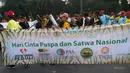 Kementerian LKH bersama sejumlah perusahaan yang peduli terhadap kelestarian lingkungan melakukan aksi jalan santai di kawasan Bundaran HI, Minggu (15/11/2015). Aksi ini untuk merayakan Hari Cinta Puspa dan Satwa Nasional 2015. (Media center AGP-AGN)