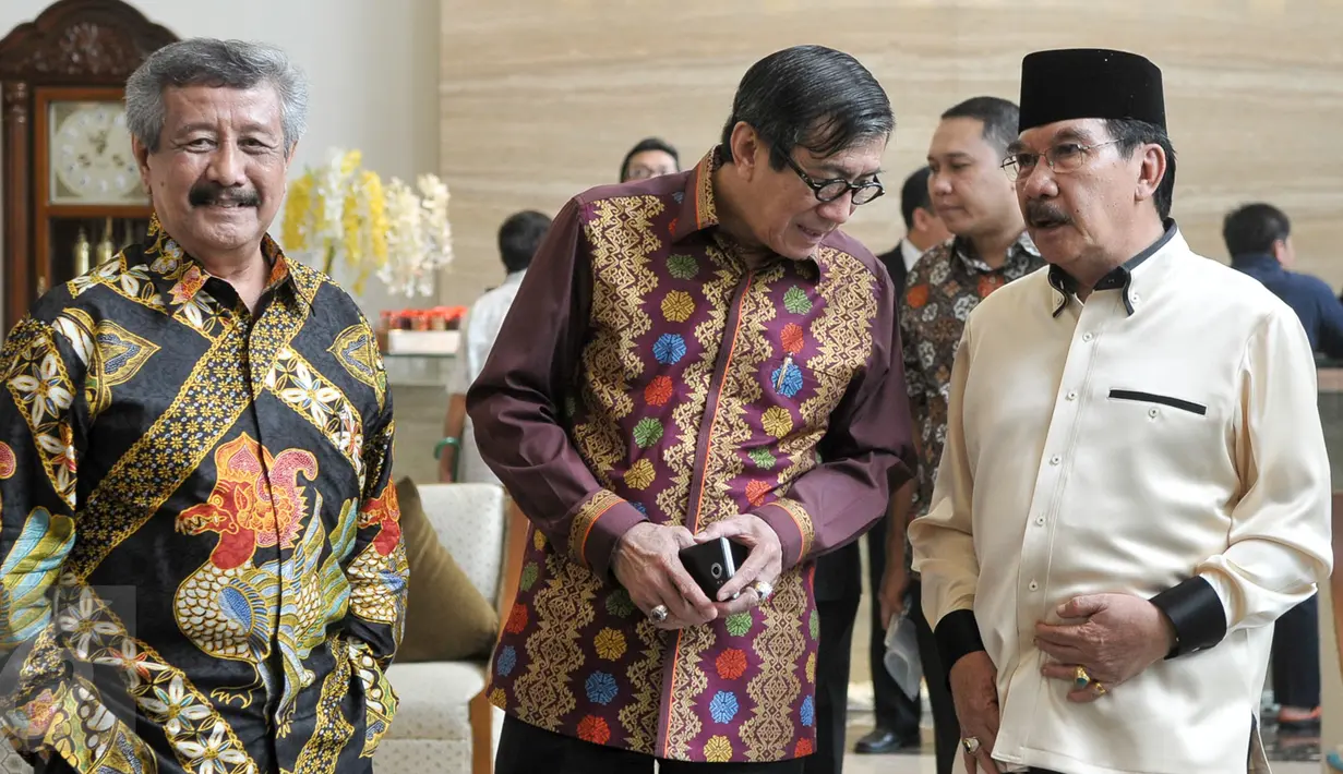 Menteri Hukum dan Ham, Yasonna Laoly (tengah) berbincang dengan Antasari Azhar (kanan), Tangerang, Sabtu (26/11). Mantan Ketua KPK, Antasari Azhar menggelar syukuran pasca bebas dari penjara. (Liputan6.com/Yoppy Renato)