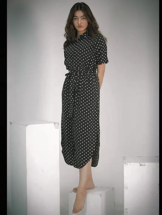 Dress polkadot ini bisa dipoles dengan oversized blazer untuk tampilan makin segar  (Foto: @mawar_eva)