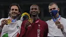 Peraih medali emas bersama Mutaz Barshim (kiri) dari Qatar dan Gianmarco Tamberi (tengah) dari Italia berfoto dengan peraih medali perunggu Maksim Nedasekau dari Belarus setelah final lompat tinggi putra pada Olimpiade Tokyo 2020 di Tokyo, Jepang, Senin (2/8/2021). (AP Photo/Francisco Seco)